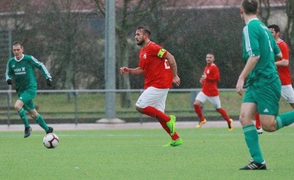 Nicht immer wahrten die Akteure so viel Abstand wie in dieser Szene, als der spätere Torschütze Giuseppe Carbone den Ball Richtung Zornheimer Tor treibt. Am Ende kam es zu einer handfesten Rudelbildung.