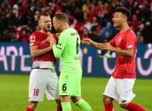 Gerade hatte Daniel Brosinski den Elfmeter zum 1:1 verwandelt, da wären dem Hannoveraner Marvin Bakalorz um ein Haar die Sicherungen durchgebrannt.