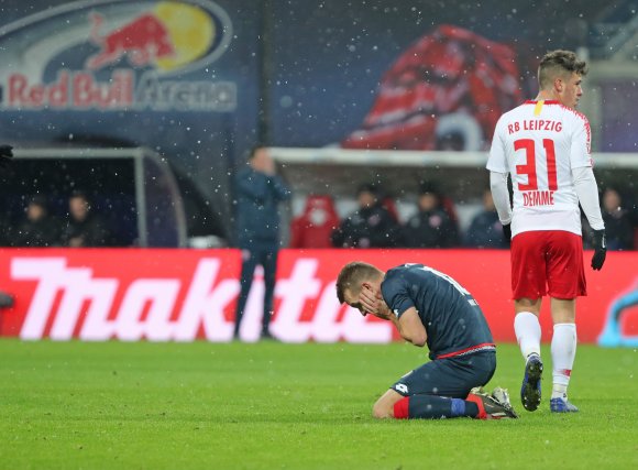 Daniel Brosinski sank zu Boden: Gerade war sein Freistoß, eine von zwei Mainzer Chancen nach der Pause, knapp am Torwinkel vorbeigestrichen. Auch Sandro Schwarz (hinten) kann's nicht fassen.