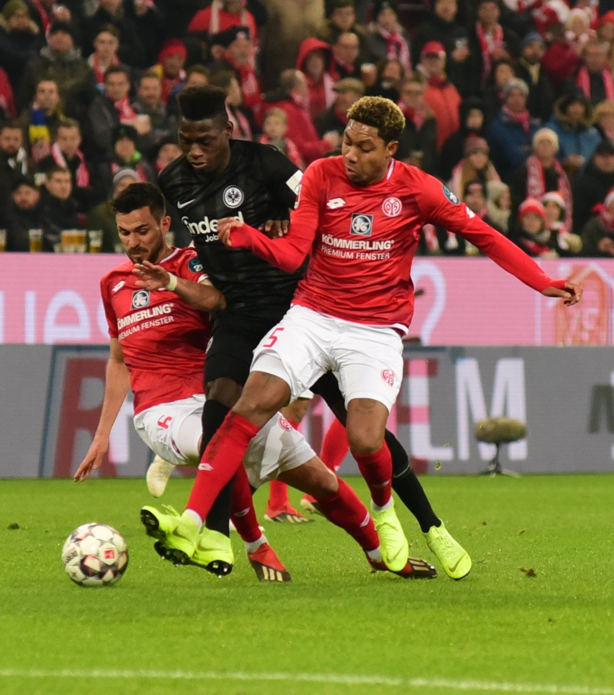 So intensiv wie dieser Dreikampf zwischen Danny Latza (l.) und Jean-Paul Boëtius mit dem Frankfurter Danny da Costa war das gesamte Spiel zwischen dem FSV Mainz 05 und der Frankfurter Eintracht.