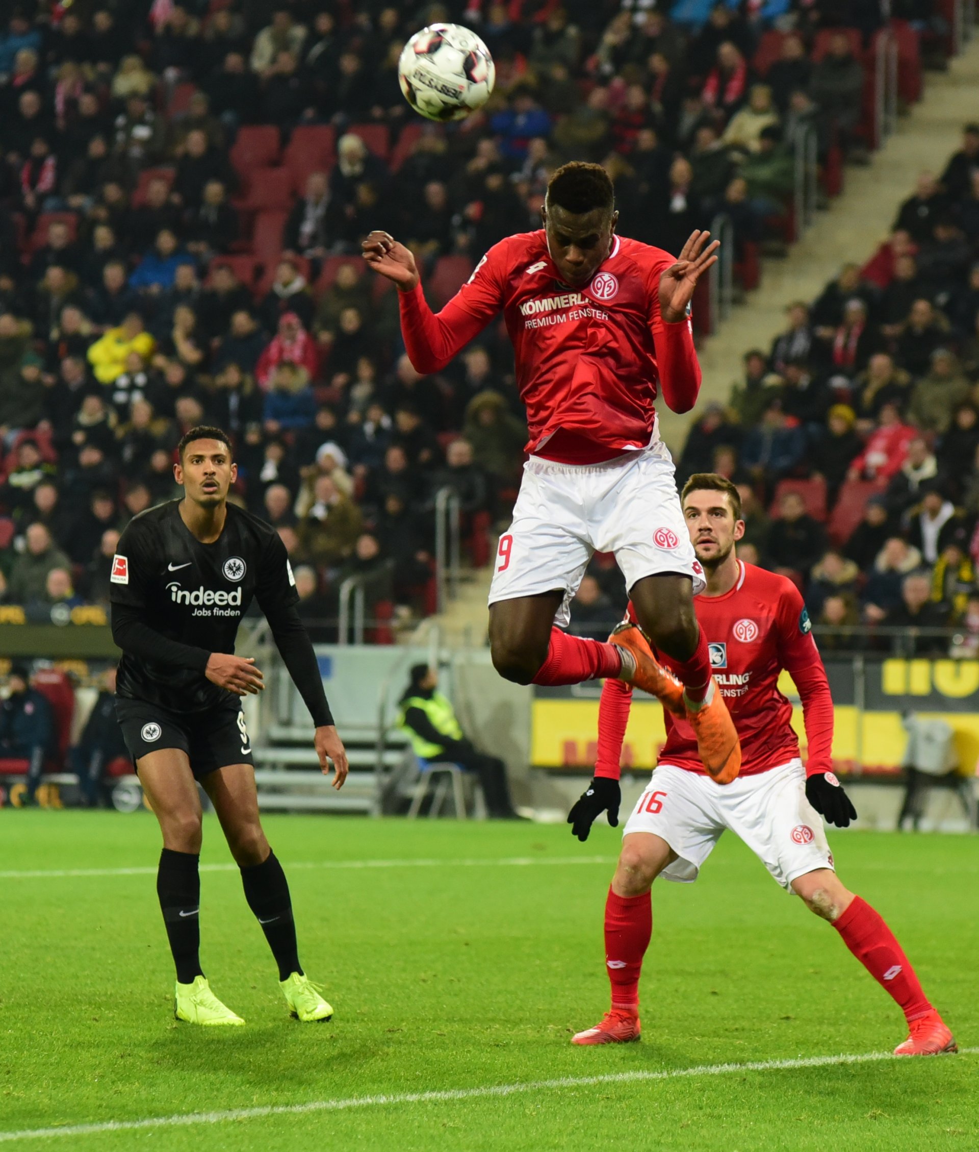 Die Mainzer Hintermannschaft arbeitete in den meisten Szenen gut, wie hier Moussa Niakhaté...