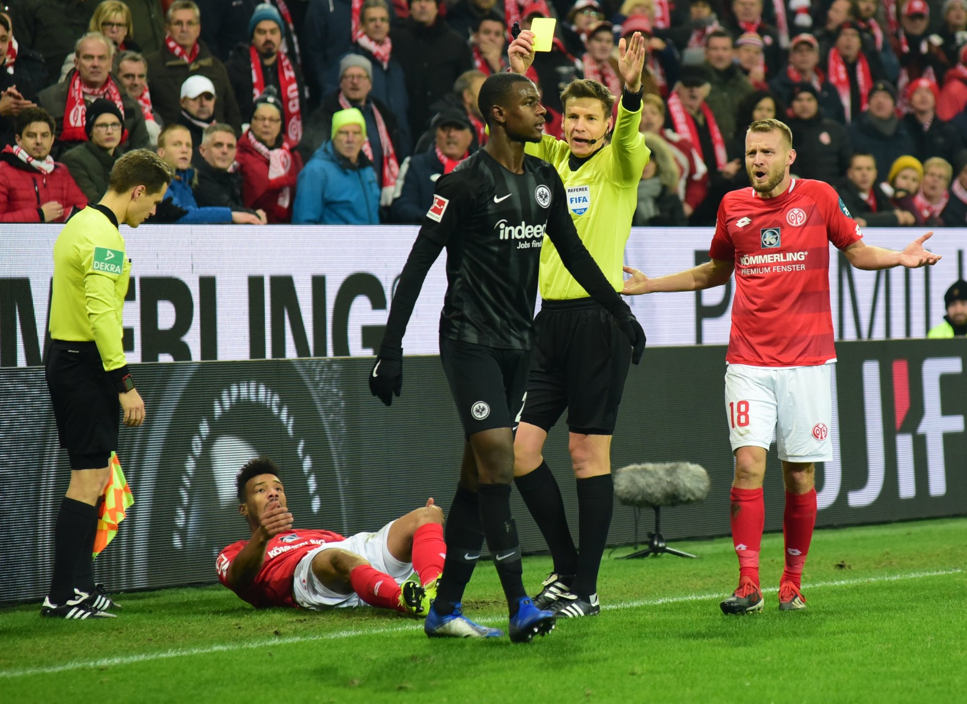 ...was dem Eintracht-Verteidiger eine Verwarnung einbrachte.