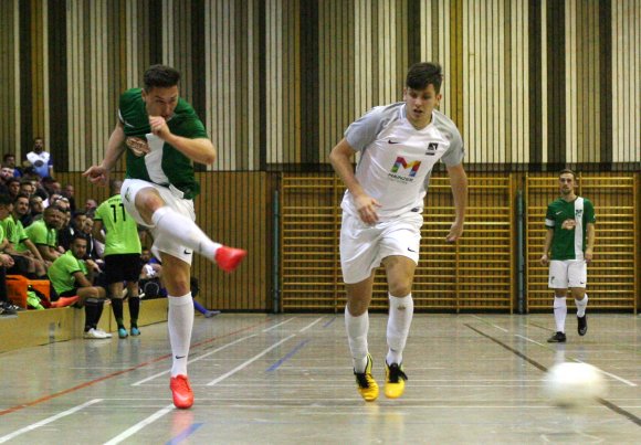 Titelverteidiger TuS Marienborn (l. Jannik Kern) musste um seinen Gruppensieg schwer kämpfen, auch gegen die A-Junioren des TSV Schott tat sich der Verbandsligist beim 2:1-Sieg schwer.