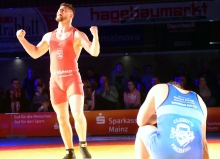 Ein symbolträchtiges Foto für den Verlauf des Viertelfinal-Rückkampfes zwischen dem ASV Mainz 88 und dem SV Siegfried Hallbergmoos: Der Mainzer Johannes Deml jubelt nach dem ersten Kampf der zweiten Halbzeit, der Deutsche Vizemeister Ergün Aydin kniet erschöpft und enttäuscht auf der Matte.