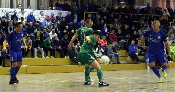 Ein erwarteter und ein Überraschungsfinalist standen sich im Endspiel des 40. Hallenturniers der Kreis-Schiedsrichtervereinigung gegenüber. Kevin Frey (r.) und Nicolaj Simon hielten gegen den Verbandsligisten lange das 0:0, waren mit dem ersten Treffer aber bereits geschlagen.