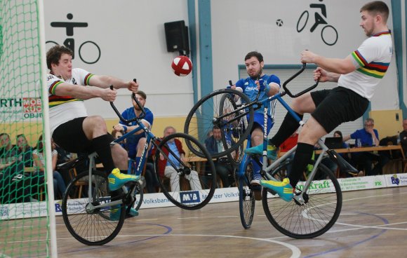 Beim MVB-Preis ging es für Janis Stenner (2.v.r.) und Moritz Rauch gegen den RMC Sten 1; am Samstag gastiert die Zweite Mannschaft der Franken in Hechtsheim.