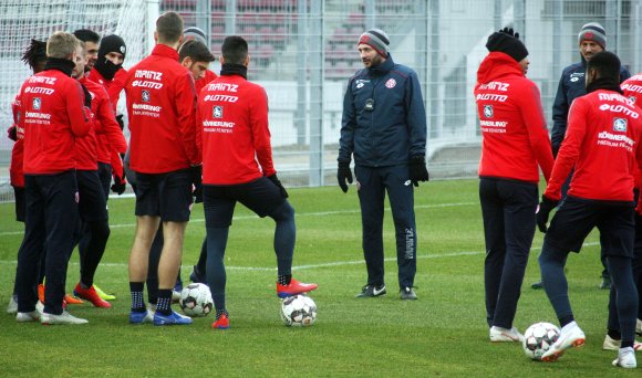 Frohes Neues - und los geht's: Cheftrainer Sandro Schwarz begrüßte 19 Feldspieler, vier Torhüter und drei Rekonvaleszenten am Bruchweg zur ersten Übungseinheit des Jahres 2019.