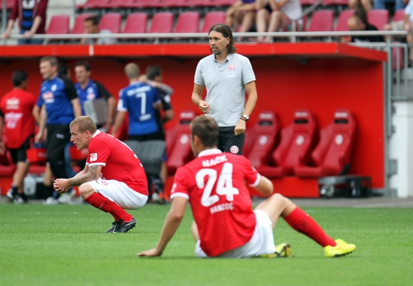 Nicht zu fassen, fanden nicht nur Richard Weil (l.) und Alexander Hack: Da hatte die U23 des FSV Mainz 05 den Zweitligaabsteiger Arminia Bielefeld 80 Minuten lang beherrscht. Und dann fiel in der Nachspielzeit das 1:2.