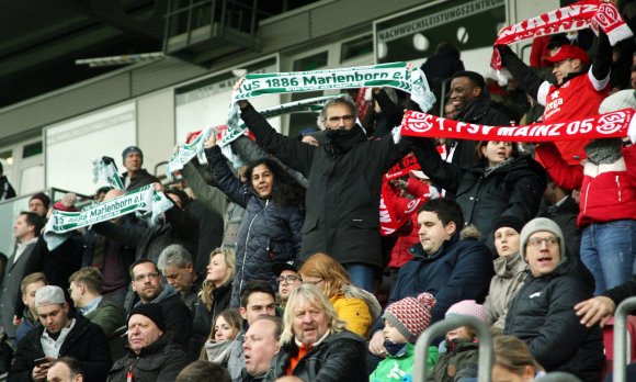 You'll never walk alone: Als kurz vor dem Einlauf der Teams die Schals gezeigt wurden, waren auch grün-weiße Marienborner Strickwaren zu sehen.