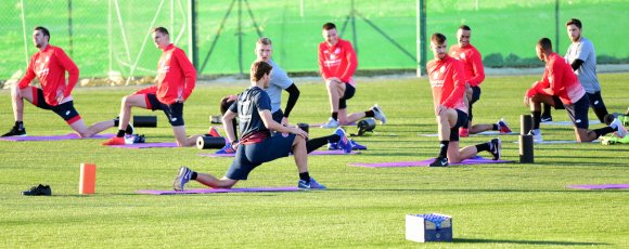 Nach ein paar Stunden Flug und Busfahrt schaden Dehnungsübungen unter Anleitung von Athletiktrainer Jonas Grünewald nicht.