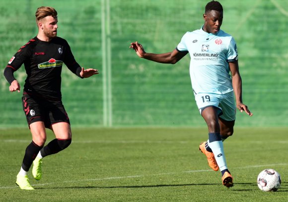 Moussa Niakhaté bestritt seine ersten 60 Minuten nach der vor Weihnachten in Hoffenheim erlittenen Verletzung und war direkt im Spiel. Lucas Höler (l.) erzielte den Freiburger Anschlusstreffer.