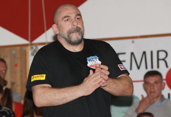 Benotet die Saison mit einer Zwei bis Drei: SVA-Trainer Cengiz Cakici.