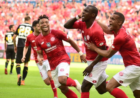 Robin Quaison (r.) hatte beim 1:0-Hinrundensieg gegen den VfB Stuttgart das Tor für Anthony Ujah (2.v.r.) vorbereitet.