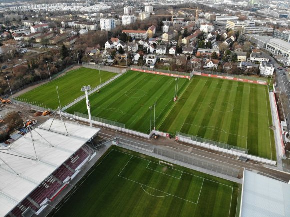 Ist ja alles so schön grün hier: Blick aufs Bruchwegstadion (vorne) und die Trainingsplätze der 05-Profis und der U23. Am linken Bildrand zu sehen: Die Bauarbeiten für den Individualtrainingsplatz laufen noch.