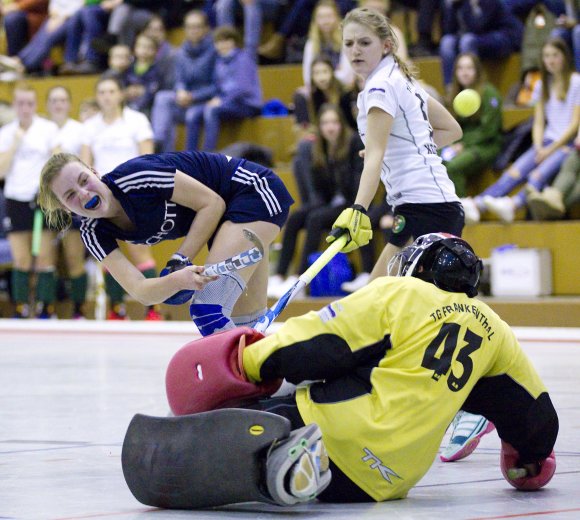 Das jüngste Heimspiel der Schott-Hockeyfrauen gegen die TG Frankenthal ging im Februar 2017 mit 2:5 an die Pfälzer, auch weil Anna Bonkowski hier an der Gästekeeperin scheiterte. Die Runde endete für den TSV mit dem Abstieg.