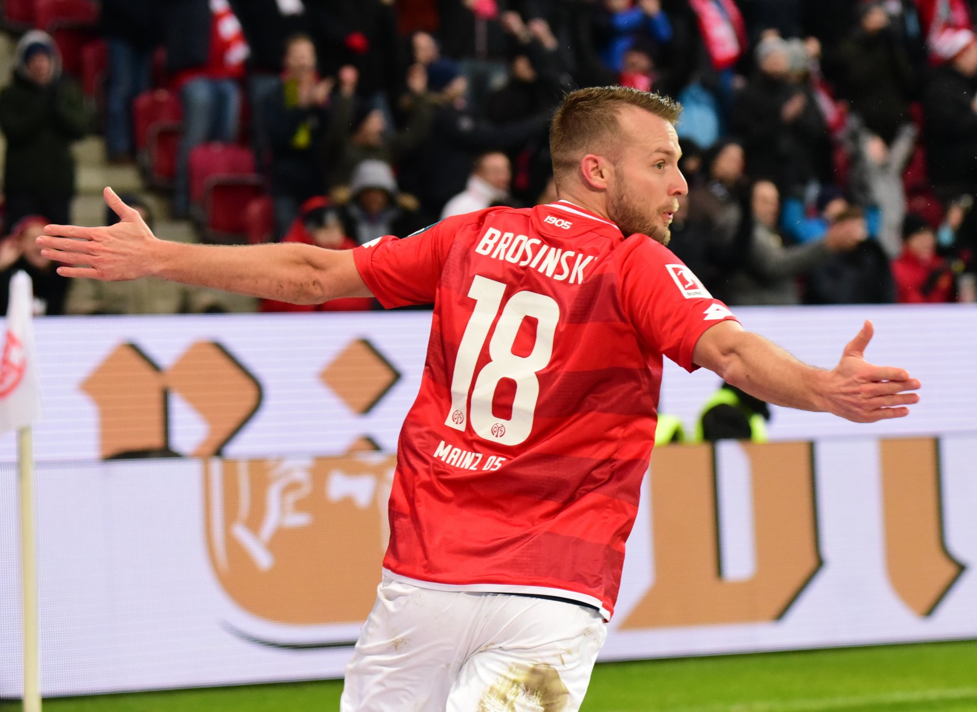 Daniel Brosinski war quasi der Mann des Spiels, weil an beiden Mainzer Toren beteiligt: Das 2:1 bereitete er vor...