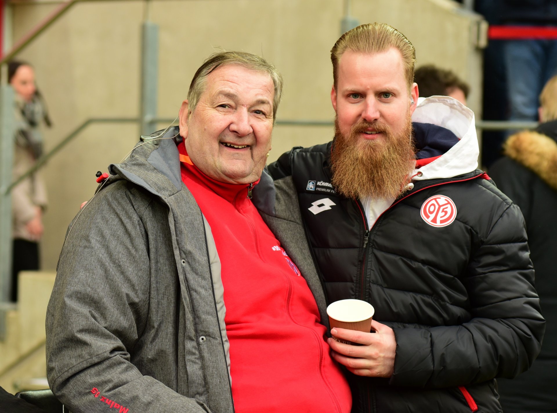 Der Stadionsprecher und sein Praktikant: Klaus Hafner (l.) arbeitet Andreas Bockius ein, an den er das Mikrofon am Saisonende nach dann 30 Jahren übergeben wird.