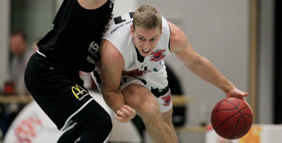 Lange schien es, als könnten Fabian Bahlke (r.) und der ASC den TV Saarlouis in die Knie zwingen. Unter anderem an der Freiwurflinie aber bauten sie den Tabellenvierten wieder auf.