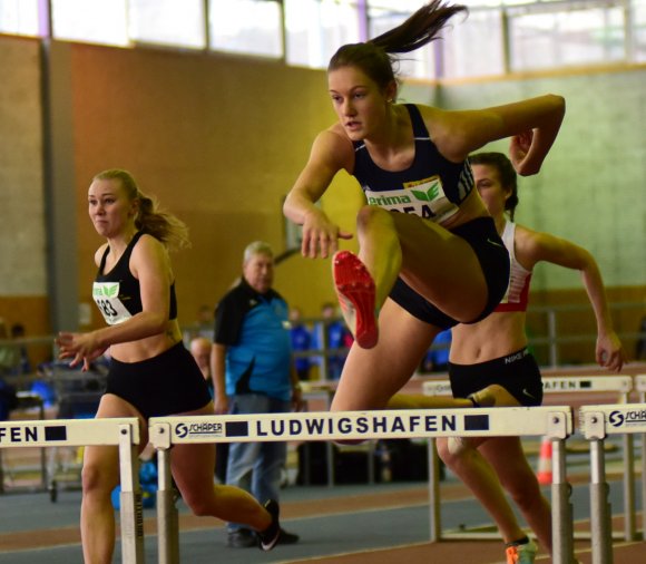 Jana Radke (r.) gewann bei der U20 die Titel über 60 Meter Hürden und 200 Meter. Im Kurzsprint wurde sie Zweite.
