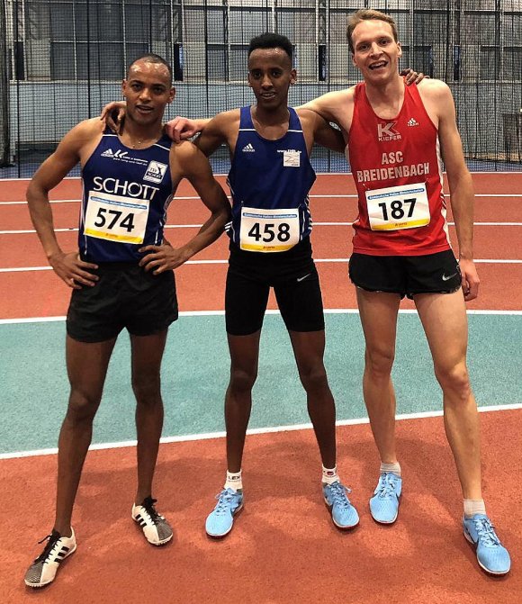 Abdi Uya Hundesa (l.) beendete ein spannendes 3000-Meter-Rennen auf dem zweiten Platz hinter Ilyas Yonis Osman (M.) und vor Kilian Schreiner.