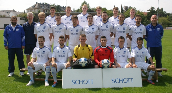 Das Aufgebot des TSV Schott Mainz II: (hinten von links) Burak Akbas, Marc Koslowski, Nils Fischer, Maximilian Liebermann, Yannik Loos, Tobias Büngen, (Mitte) Kotrainer Mike Schunk, Teamkoordinator Frank Bauermeister, Dennis Engel, Paul Schmidt, Marc Kreß, Florian Weissgerber, Pascal Janke, Labinot Dragusha, Alperen Genc, Torwarttrainer Tobias Mohr, (vorne) Daniel Brixius, Frederik März, Johannes Pieper, Marco Günther, Marc Herdt, Eren Tas. Es fehlen: Trainer Patrick Bieger, Sebastian Kühn, Yannik Hochhaus, Aleha Gharbi, Hussein Hadri, Maxwell Manu, Lorik Restelica
