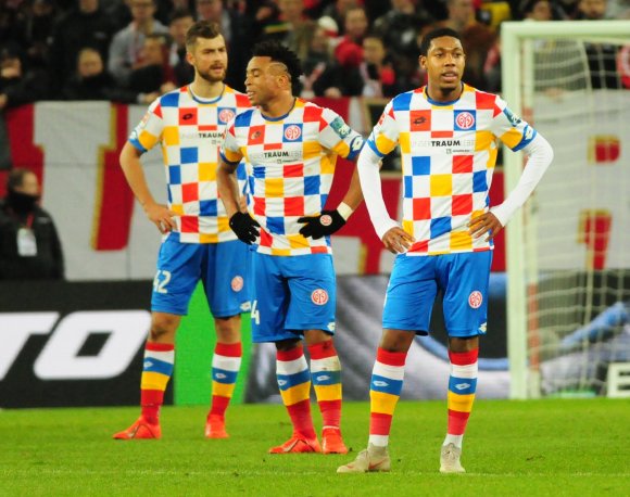 Aschermittwochblues nach dem Fastnachtsspiel. Alexander Hack (l.), Kunde (M.) und Jean-Paul Boetius verdauen das vierte Gegentor.