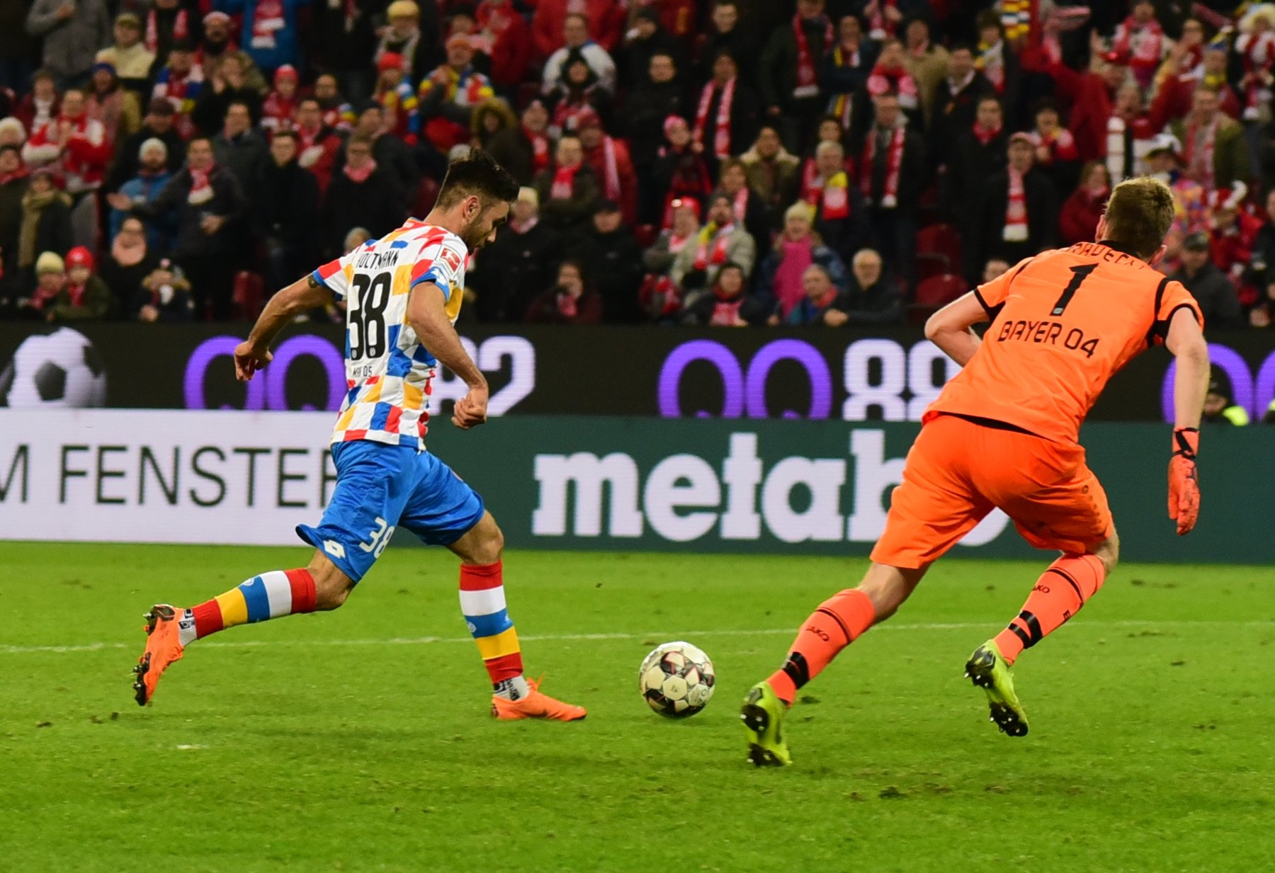 Das passte dann zu diesem Abend: Gerrit Holtmann lief alleine auf Lukas Hradecky zu, verstolperte den Ball aber, bevor es wirklich gefährlich wurde.