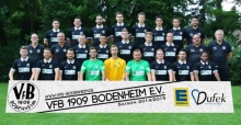 Der Kader des VfB Bodenheim 2014-15. Hinten (v.l).: Kevin Handrick, Bernd Fiedler, Alan Ates, Norman Loos, Malte Schmidt, Antonio Serratore, Dominik Göbig, Harald Hegemann (Betreuer) Mitte: Jockel Weinz (Trainer), Günter Loos (sportl. Leiter), Dennis Hassemer (C), Tevin Claude, Phillip Krichten, Philipp Kögler, Marian Saar, Rüdiger Acker (Abteilungsleiter Fußball), Harald Loos (TW-Trainer). Vorne: Philipp Kapol, Simon Riebel, Roberto Todaro, Mareck Dörr, Philipp Stumm, Daniel Berschet, Markus Schmitt, Gero Dainotto, Nelson Kari-Kari. Es fehlt: Carlos Stabel.
