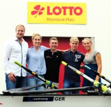 Erfolgreiches Quintett: Robert Sens (l.) führte seine Athleten Moritz Moos (M.) und Jason Osborne zum zweiten U23-WM-Titel und bereitet sich mit den beiden Leichtgewichtruderern jetzt auf die A-WM vor. Ehefrau Catriona Sens (2.v.l.) kehrte mit ihrem Schützling Anna-Maria Götz als Vierte der U23-WM nach Mainz zurück.