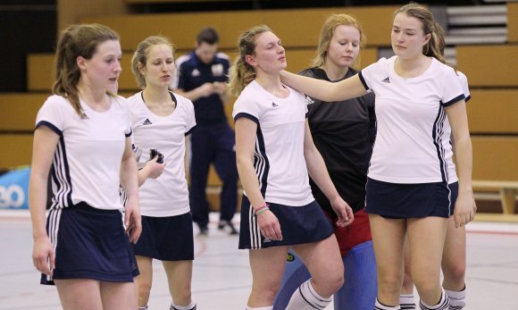 Tiefschlag nach Spielende: Der sportlich starke Sieg gegen den Meister fiel für die Hockeyfrauen des TSV Schott um ein Tor zu niedrig aus, um zum Klassenverbleib zu genügen. An der Leistung beim Saisonfinale lag es nicht.