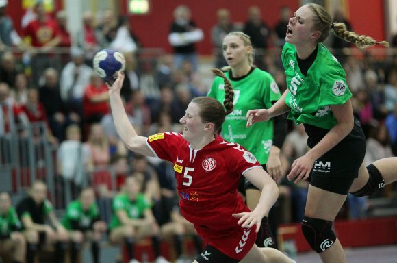Janka Bauer zeigt weiter aufsteigende Form und verdiente sich gegen die SG 09 Kirchhof die Auszeichnung als beste Spielerin ihres Teams.