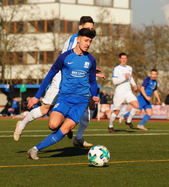 Da schienen Giorgio Del Vecchio und der TSV Schott noch auf dem richtigen Weg: Nach einem Foul am Mainzer Zehner...