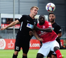 Beim Wiedersehen im Bruchwegstadion hatte das Team des Ex-Mainzers im Wormser Trikot, Malte Moos (l.), Chris Kinsombi und seiner U23 wenig entgegegnzusetzen. Die Mainzer sicherten sich seinerzeit beim 2:0 (2:0) den ersten Saisonheimsieg.