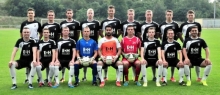 Der Kader des FSV Saulheim für die Saison 2014-15, hinten von links: Spielertrainer Manuel Helmlinger, Denis Scharffe, Jan Kreft, Jan Mück, Daniel Weyl, David Reichle, Leonidas Hasselwander, David Sillo, Andreas Ivens. Vorne von links: Tim Vollhardt, Mario Helmlinger, Simon Schmitt, Simon Müller, Murat Acar, Jannik Reinländer, Marc-André Schramm, Niklas Kliem, Tomislav Dragun. Es fehlen: Christian Kröhl, Cedric Schmidt, Pascal Neubauer, Florian Vogelsang.