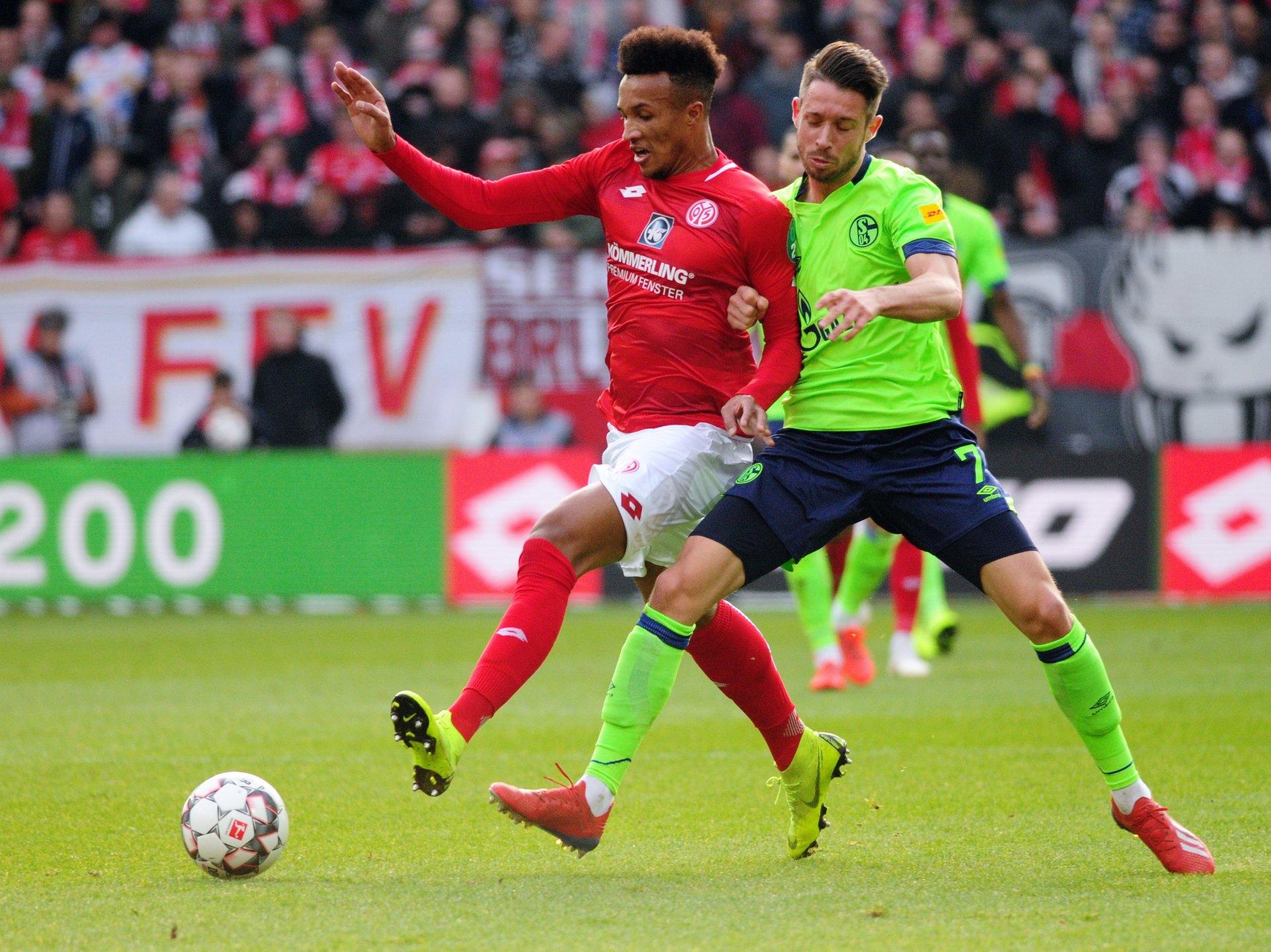 Jean-Philippe Gbamin (hier gegen Marc Uth) übernahm diesmal den Part des Sechsers. Mit zunehmender Spieldauer kochten er und seine Mittelfeldkollegen die Schalker immer mehr ab.