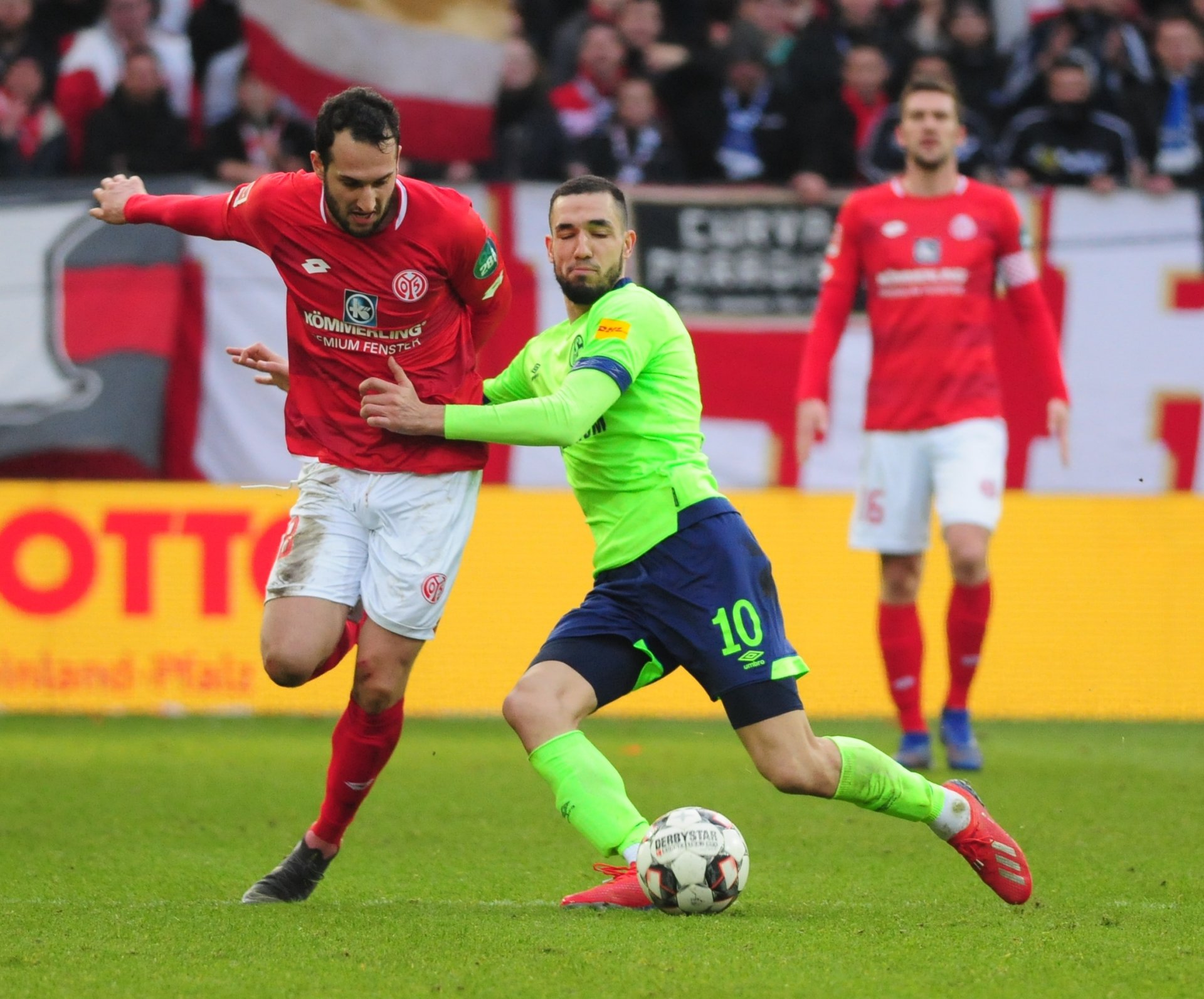 Levin Öztunali, im Zweikampf mit Nabil Bentaleb, kam als rechter Rautenspieler von Beginn an zum Zug und legte ein ordentliches Spiel auf den Rasen.