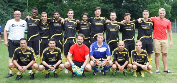 Der Kader von Eintracht Herrnsheim in der Saison 2014-15, hinten von links: Franz Graber (Trainer), M. Luvalu, T. Kaufmann, Razzag, Dennis Reidenbach, Nicola D‘Errico, Tobias Kaldschmidt, Luca Di Martino, Kevin Ruh, B. Wendel, Marco Gießmann; vorne von links: Mehmet Karaoglu, Sinan Sen, Peter Götzinger, L. Fischer, Evangelos Pipilozis, Stephan Hertel. Es fehlen: Kosta Svanias, Gerlando Lauricella, Patrick Strezedula, Malke Önder, Bayram Kaplan, Süleyman Kaplan, Mahamad Ayache.