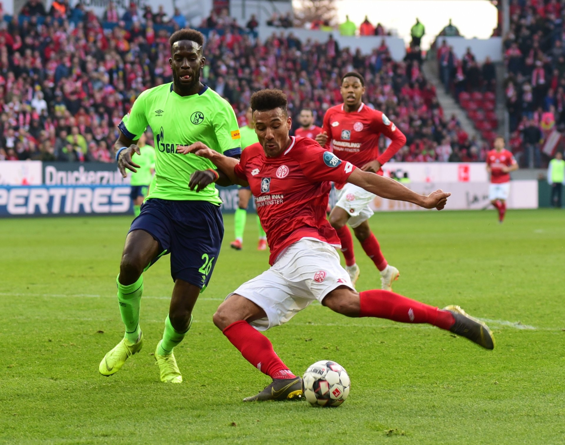 Den Schalker Innenverteidiger Salif Sané hat Karim Onisiwo soeben ausgetanzt, jetzt erzielt der Mainzer Stürmer das 3:0. Und macht seinen ersten Bundesliga-Doppelpack perfekt.