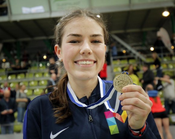 Strahlt mit ihrer Medaille um die Wette: Gesa Tiede, neue Deutsche Jugendmeisterin über 60 Meter Hürden.