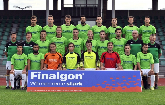 Der Kader der SpVgg Ingelheim, hinten v.l.: Nicolaj Simon, Thiemo Stavridis, Thorsten Kleber, Mükerrem Serdar, Daniel Pflüger, Frederic Samtleben, Johannes Neßbach, Lukas Hees. Mitte v.l.: Jürgen Collet (Trainer), Oliver Schmitt (Kotrainer), Julius Haas, Dennis Dziewior, Jonathan Trost, Nikita Voronjanskij, Benedict Krebes, Gerhard Huber (Sportlicher Leiter), Rudi Schmitt (Teammanager). Vorne v.l.: Maurice Fischer, Engin Karadeniz, Ivan Tadic, Marcel Morr, Jascha Eimann, Markus Schröder, Florian Fiessler, Idris Hourle. Es fehlen: Sabina Cooper, Jan Schießer, Benjamin Vladic.