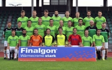 Der Kader der SpVgg Ingelheim, hinten v.l.: Nicolaj Simon, Thiemo Stavridis, Thorsten Kleber, Mükerrem Serdar, Daniel Pflüger, Frederic Samtleben, Johannes Neßbach, Lukas Hees. Mitte v.l.: Jürgen Collet (Trainer), Oliver Schmitt (Kotrainer), Julius Haas, Dennis Dziewior, Jonathan Trost, Nikita Voronjanskij, Benedict Krebes, Gerhard Huber (Sportlicher Leiter), Rudi Schmitt (Teammanager). Vorne v.l.: Maurice Fischer, Engin Karadeniz, Ivan Tadic, Marcel Morr, Jascha Eimann, Markus Schröder, Florian Fiessler, Idris Hourle. Es fehlen: Sabina Cooper, Jan Schießer, Benjamin Vladic.
