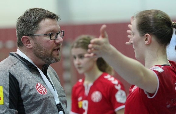 Ob die Siegchancen der 05-Handballerinnen gegen den Wiederaufsteiger TSV Nord Harrislee tatsächlich so groß sind, wie es Janka Bauer hier scheinbar Trainer Thomas Zeitz zu erklären versucht, bleibt abzuwarten. Die Gäste spielen angesichts ihrer Rahmenbedingungen eine gute Saison.