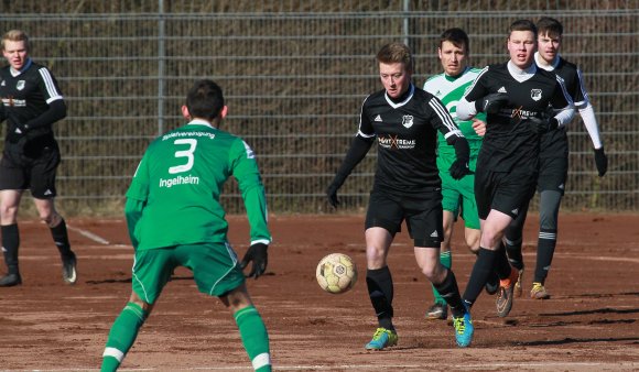 Auch wenn der Vorteil des Hartplatzes dahin ist: Cedric Schmidt (am Ball) sieht den FSV Saulheim gegen die TSG Hechtsheim nicht als chancenlos an.