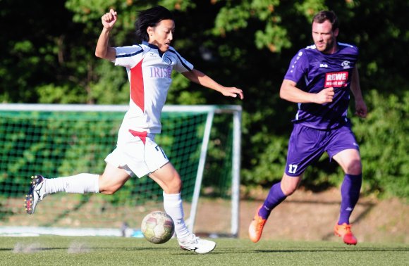 Als der FC Basara (l. Yuya Okuda) im Heimspiel gegen den SV Rülzheim ein 2:2 erreichte, war noch nicht absehbar, dass sich beide Teams beim Restrundenbeginn im Topduell Zweiter gegen Erster wiedersehen würden.