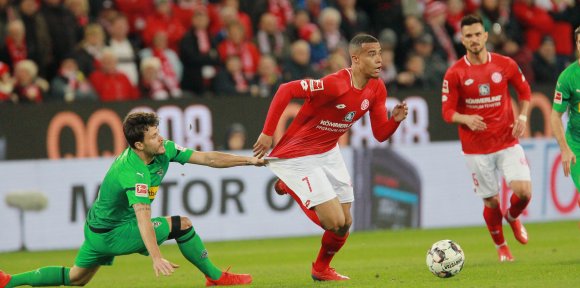 Vor der Pause gelang den Gladbachern kaum, das Mainzer Angriffsspiel (hier: Robin Quaison) zu unterbinden. In der zweiten Halbzeit erledigten die 05er das selbst.