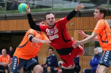 Die kurze Deckung gegen Spielmacher Tino Stumps (Mitte) gefiel den Nieder-Olmern ganz und gar nicht. 