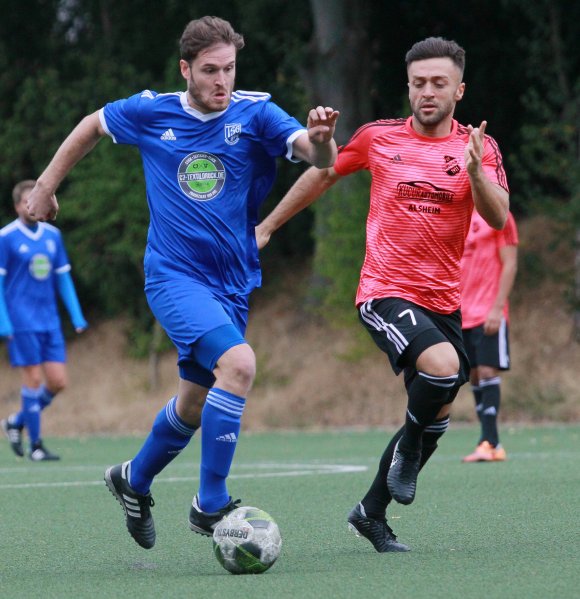 Felix Rentschler, hier im Hinrundenspiel gegen den SV Gimbsheim, musste zur Pause vom Platz, nachdem er umgeknickt war. Immerhin ersparte der Kapitän sich so die Mühen des Spiels gegen den Wind.