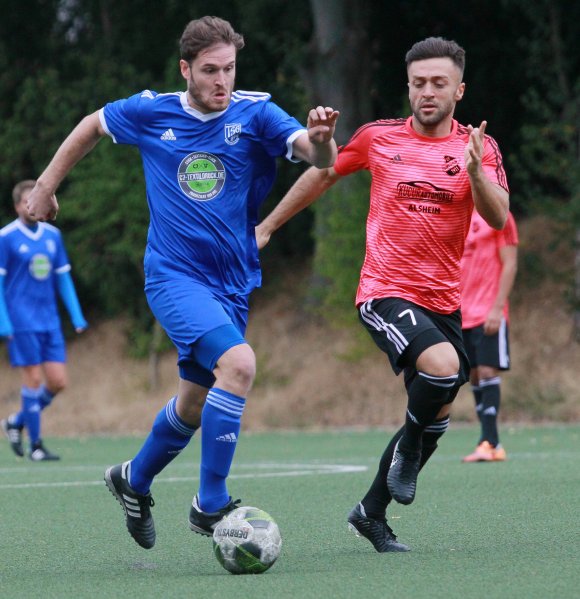 Felix Rentschler, hier im Hinrundenspiel gegen den SV Gimbsheim, musste zur Pause vom Platz, nachdem er umgeknickt war. Immerhin ersparte der Kapitän sich so die Mühen des Spiels gegen den Wind.