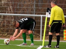Ecken schießen für Fortgeschrittene: Der Hechtsheimer Igor Heizmann hätte sich die Mühe sparen können, den Ball so zu platzieren, dass der Wind ihn bis zur Ausführung ins vorgesehene Feld befördert. Wenig später wurde die Partie beim FSV Saulheim sinnvollerweise abgebrochen.