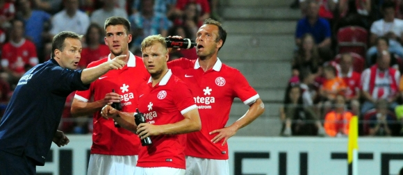 Viel zu bereden gab es während der 90 Minuten gegen Asteras Tripolis zwischen Trainer Kasper Hjulmand und seinen Spielern (hier: Stefan Bell, Johannes Geis, Nikolce Noveski).
